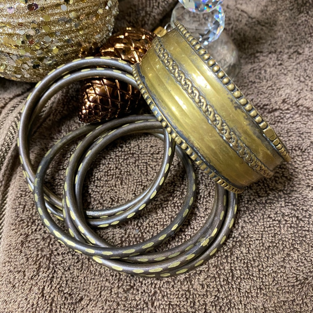 🐝 2/$10 Two beautiful brass bracelets